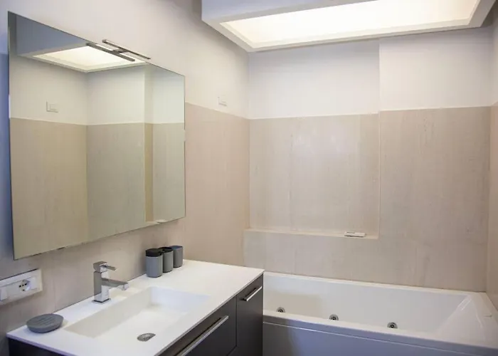 Chic And Elegant Near Metro Station Apartament
