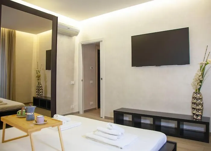 Chic And Elegant Near Metro Station